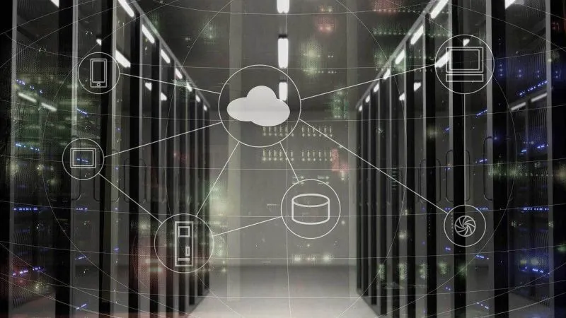Webhosting Cloud mit Vernetzung an anderen Symbolen, im Hintergund ein leerer Gang