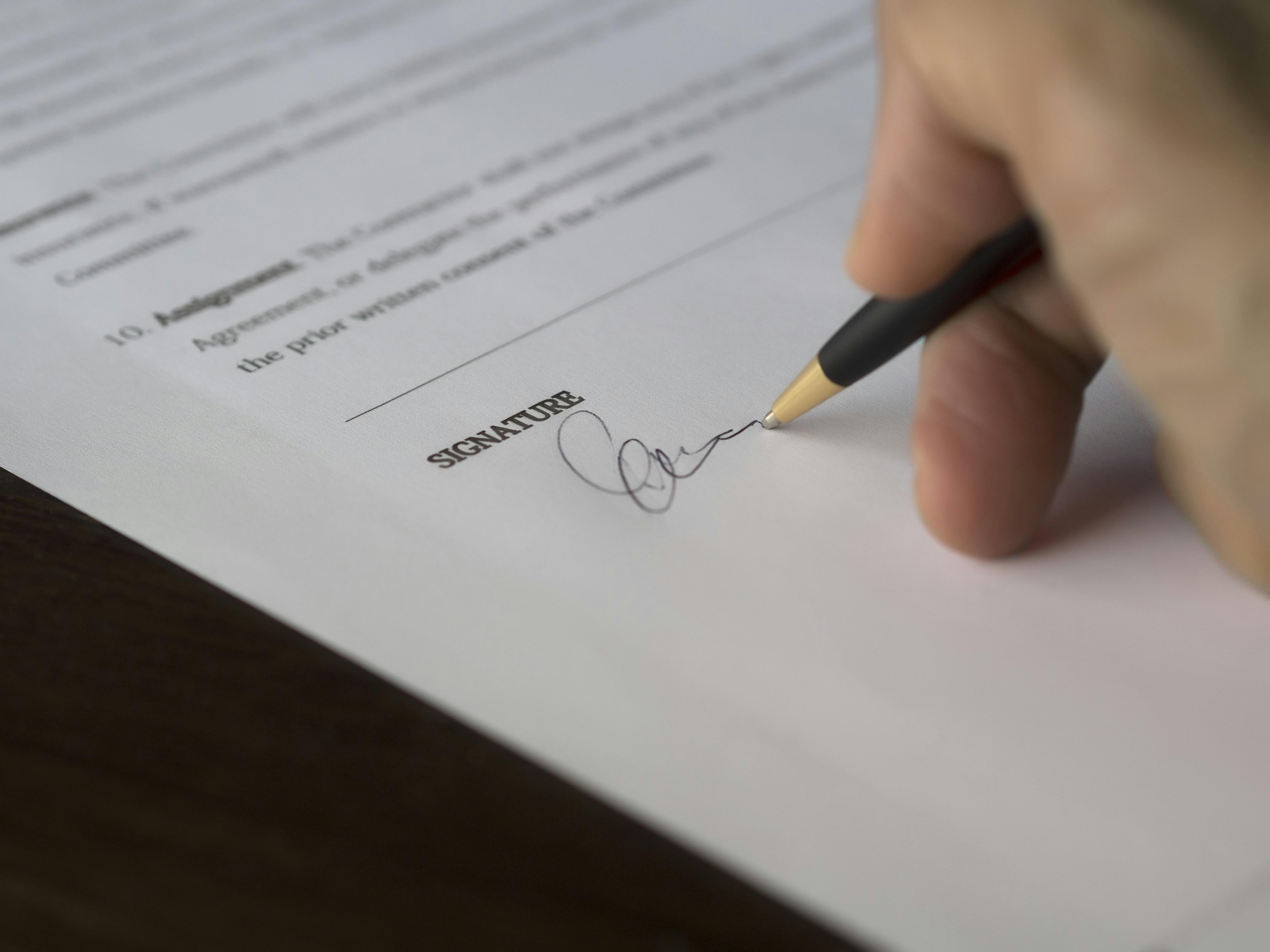 Metriken zum Service Level Agreement – Was wird gemessen? Ein Vertrag, der unterschrieben wird und ein Level Agreement symbolisiert
