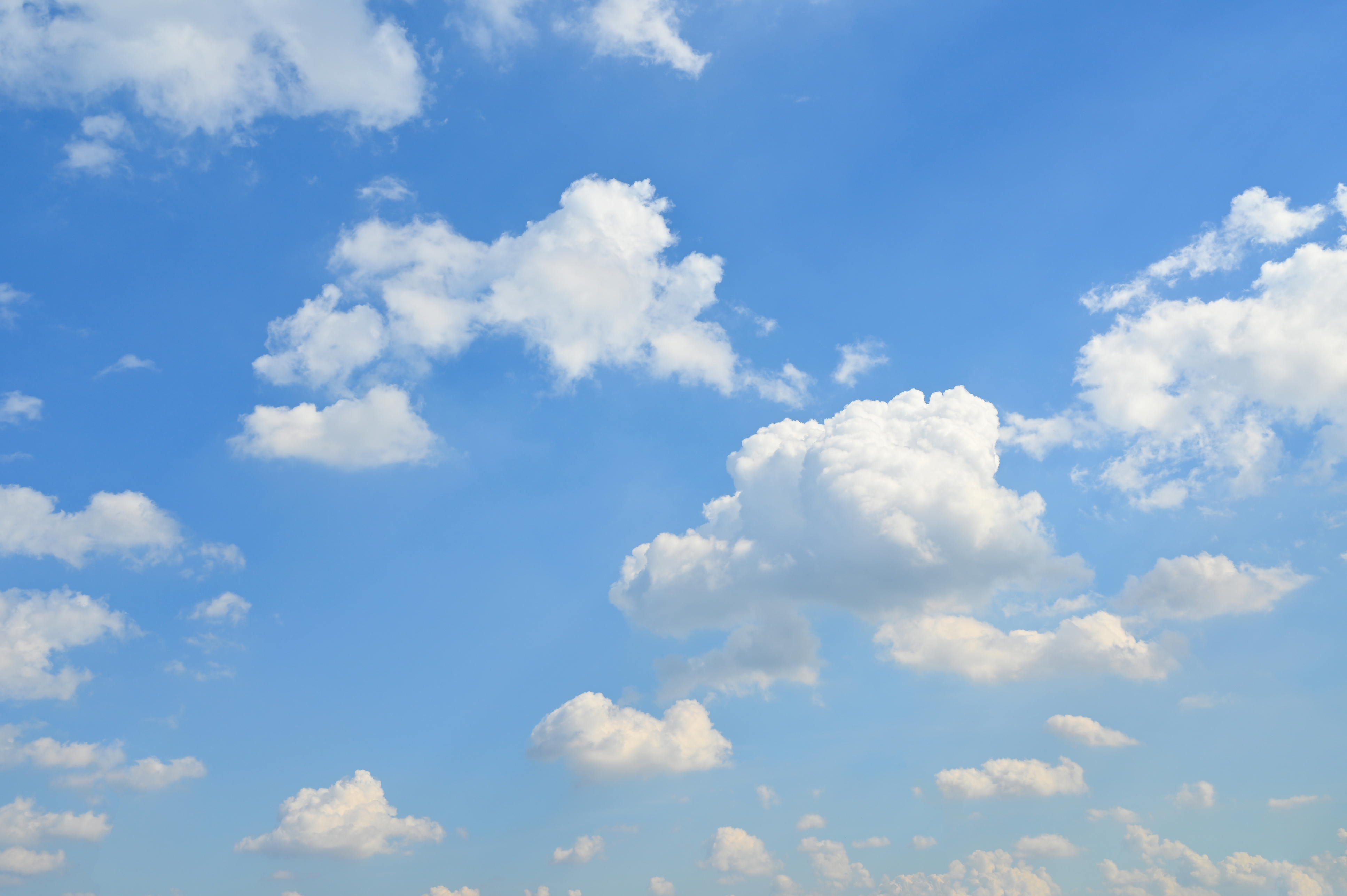 Blauer Himmel mit weißen Wolken