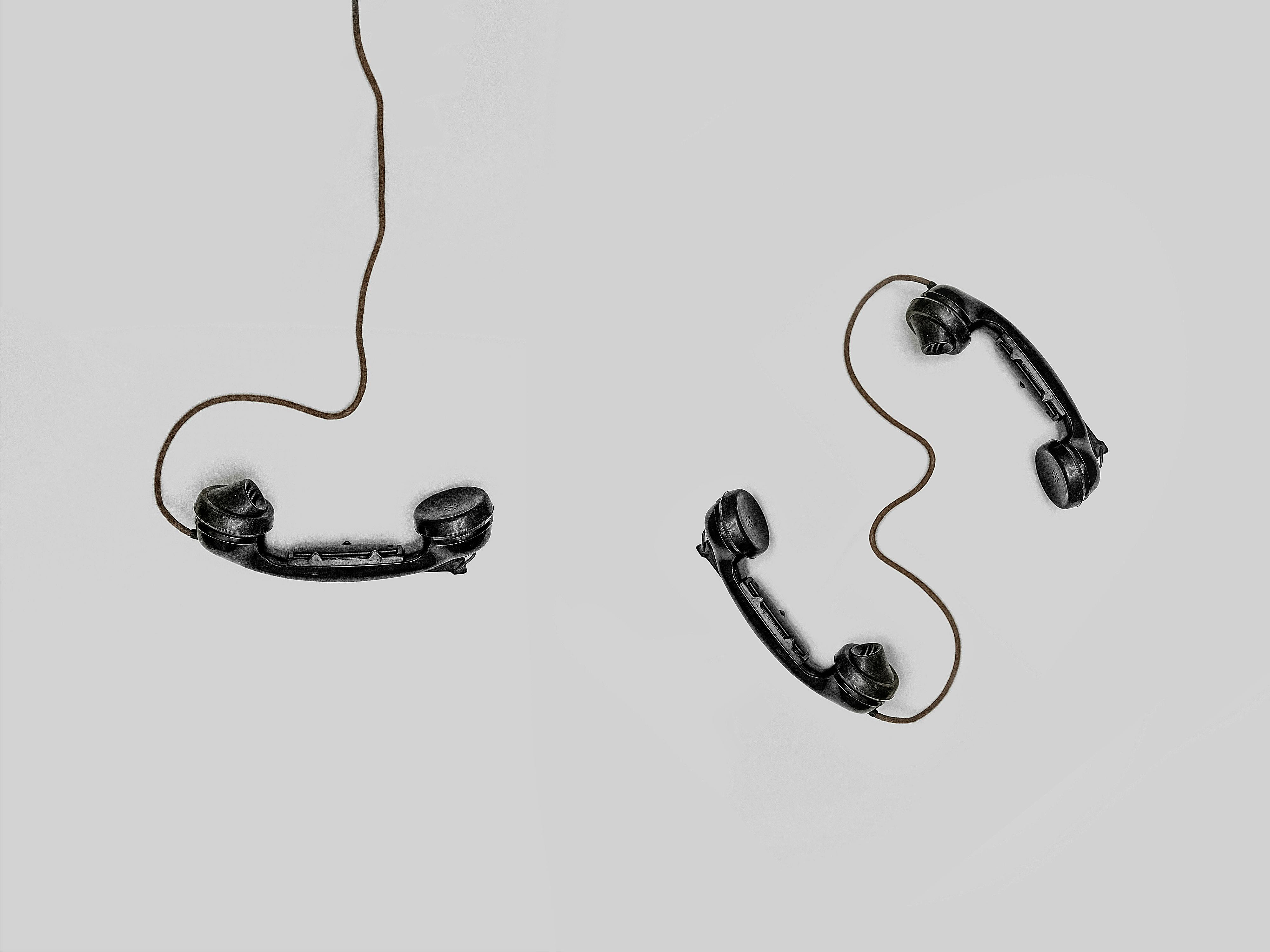 STARFACE 9: IP-Telefonie trifft auf künstliche Intelligenz Mehrere Schnur-Telefone als Symbolbilder für STARFACE