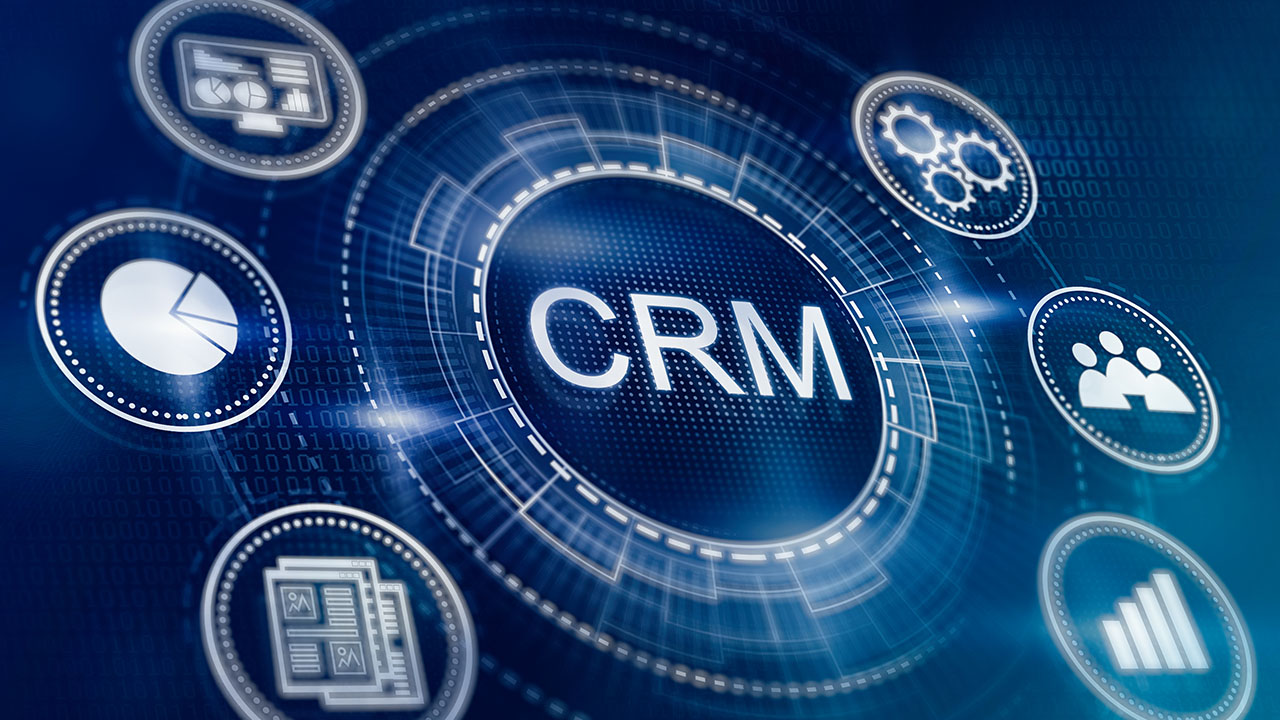 CRM Blauer Hintergrund mit der Aufschrift CRM und mehreren IT-Symbolen