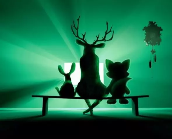 Elch Elch, Fuchs, Hase auf einer Bank vor einem Bildschirm mir einer Uhr