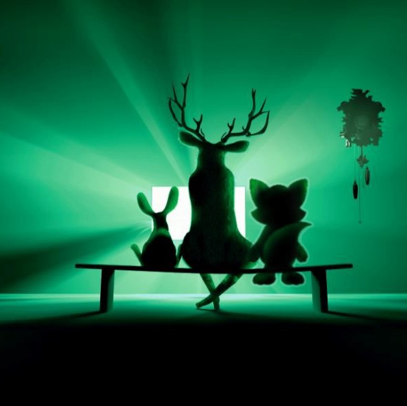 Hase, Hirsch und Fuchs auf einer Bank, mit einer Kuckucksuhr