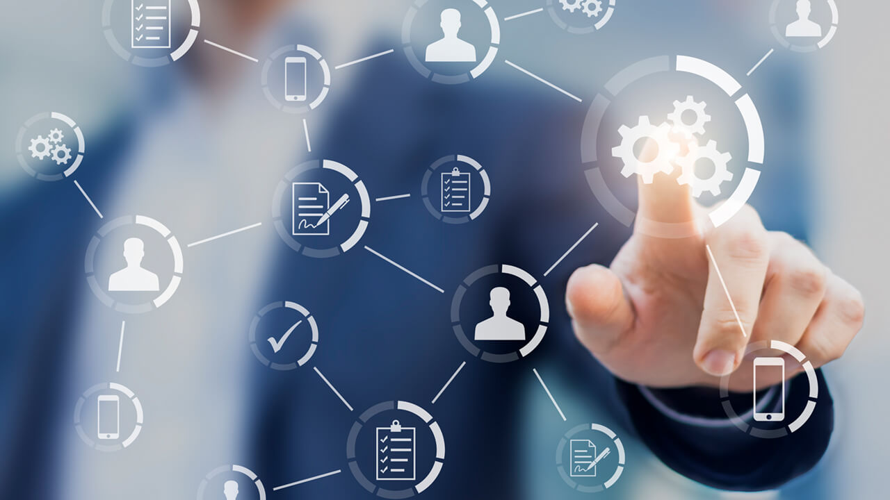 Manged Services Verknüpfte Elemente wie Einstellungen, Personen, Dokumente, Geräte usw. mit einer Person im Hintergrund, die mit einem Finger auf das Einstellungssymbol drückt
