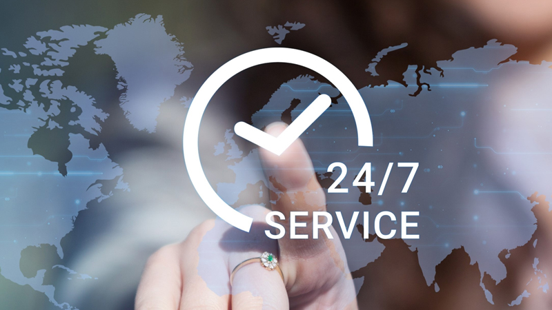 24/7 IT Service Weltkarte mit der Überschrift 24/7 Service, auf die ein Finger zeigt.
