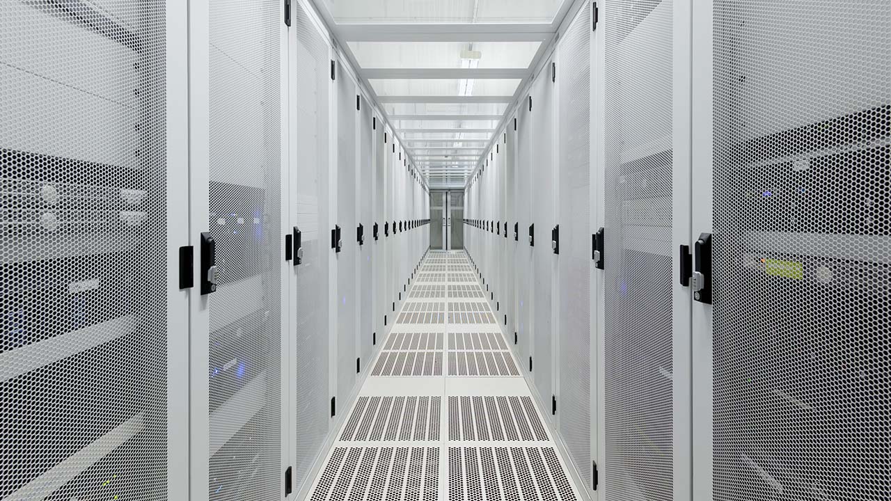 Heller Serverraum in einem Rechenzentrum