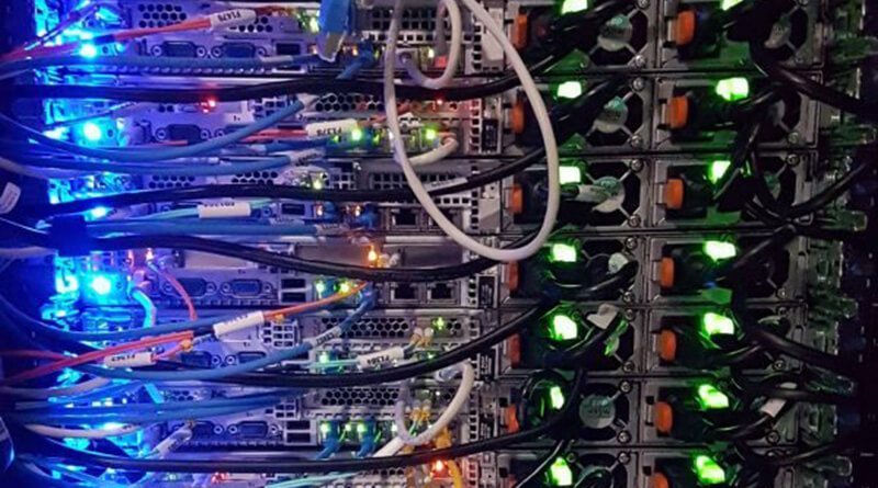Server mit eingesteckten Kabeln und bunten Lichtern