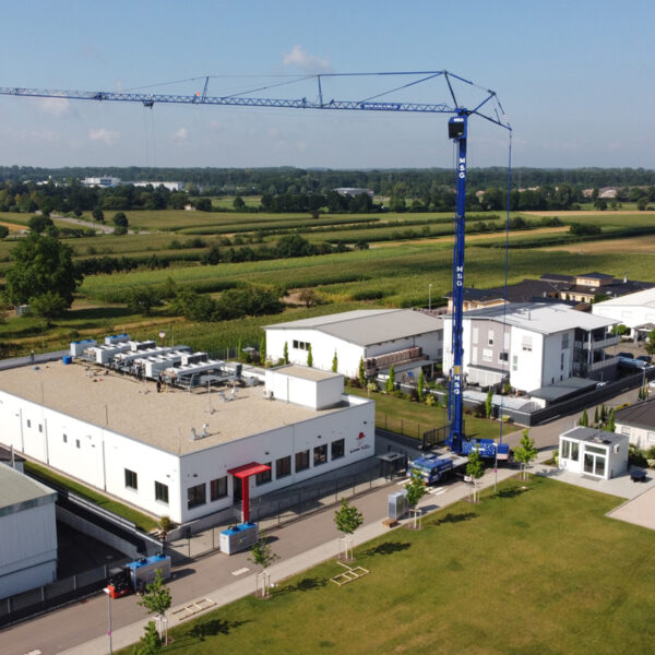 Neubau des Rechenzentrum , blauer Krahnen und Himmel