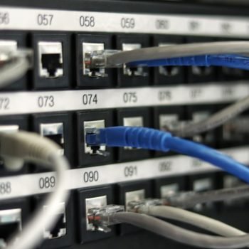 Colocation Server Server mit eingesteckten Kabeln