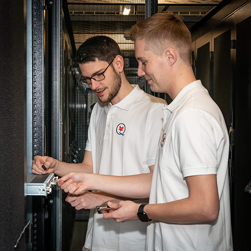 Die Leistungen der BADEN CLOUD® Zwei Mitarbeiter der BADEN CLOUD arbeiten an einem Server-Rack im Rechenzentrum
