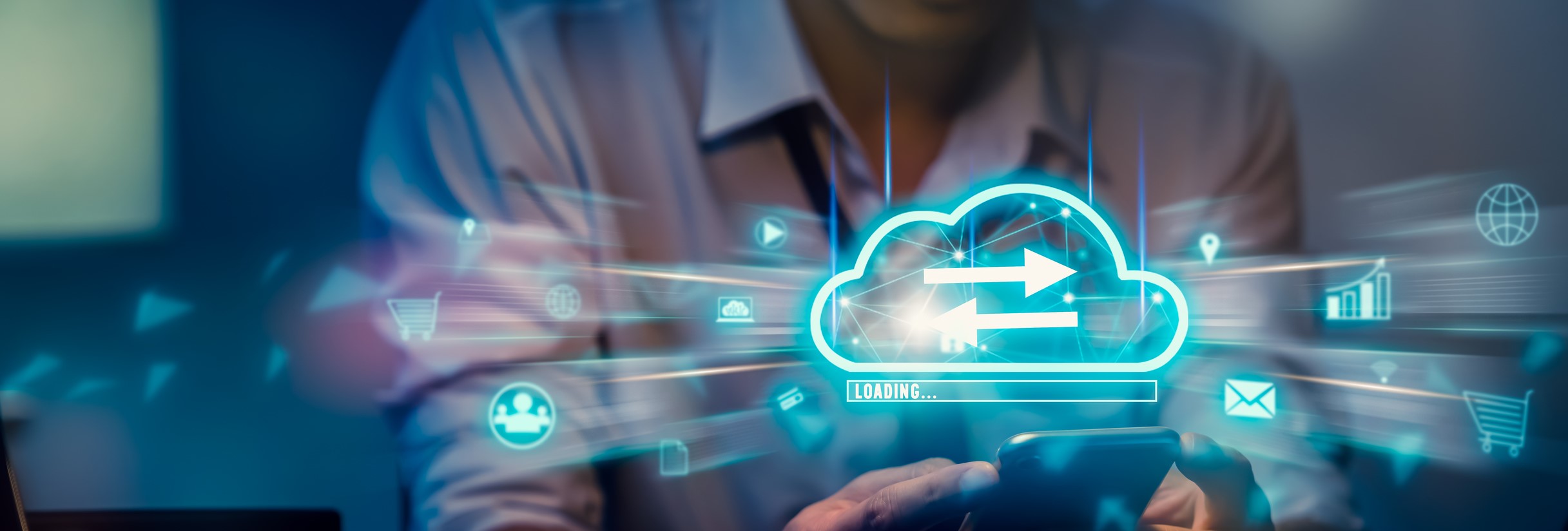 Storage as a Service Visualisierte Wolke mit zwei Pfeilen, welche in unterschiedliche Richtungen zeign, mit zahlreichen IT Symobole um die Wolke verteilt und im Hintergrund eine sitzende Person