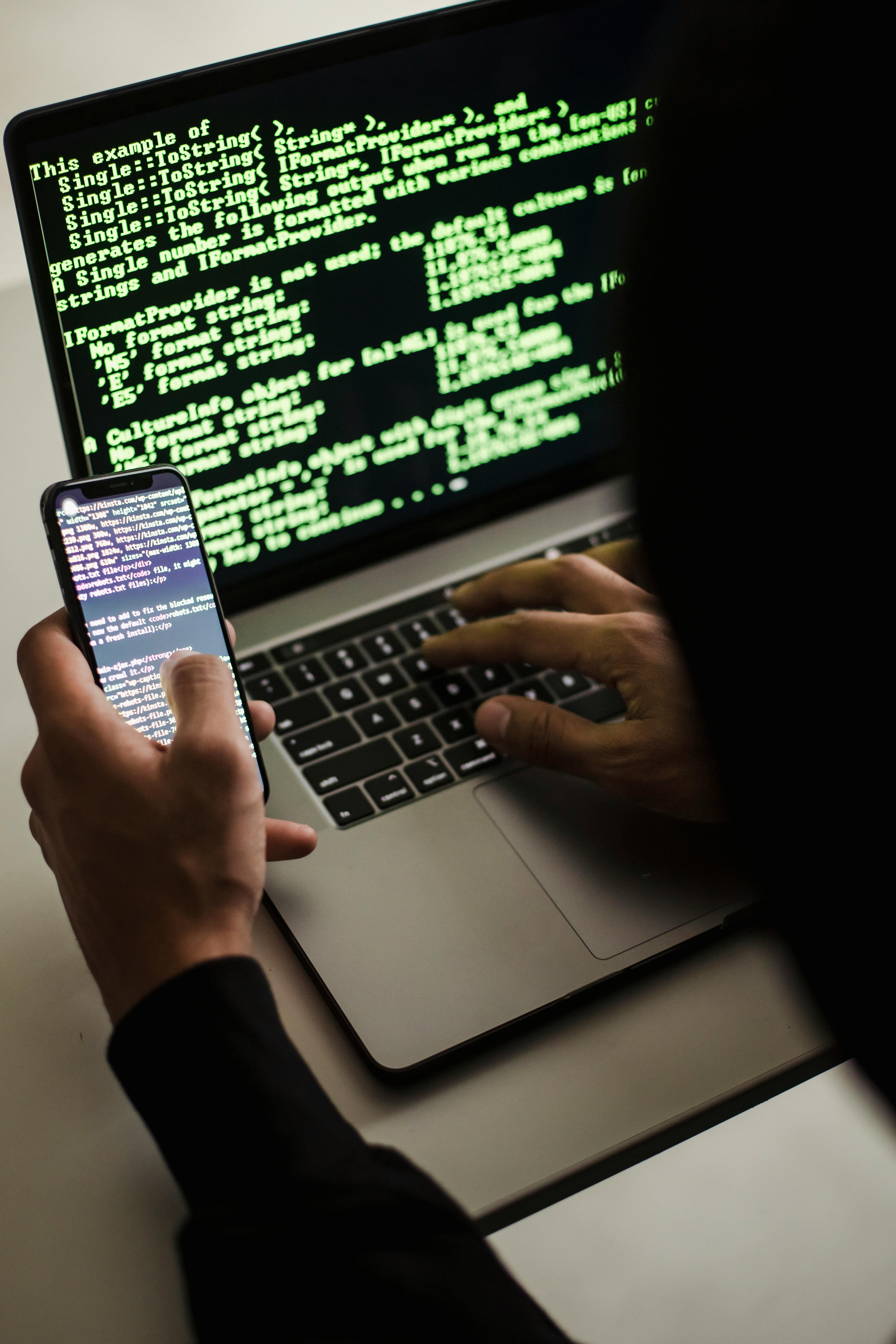 Virenschutz-Lösungen für kleine und mittlere Unternehmen (KMU) Hacker beim versuch, den Virenschutz mit einem handy zu umgehen