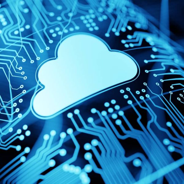 Cloud Wolke zentral auf digitaler Platine als Schaubild für Cloud Backup
