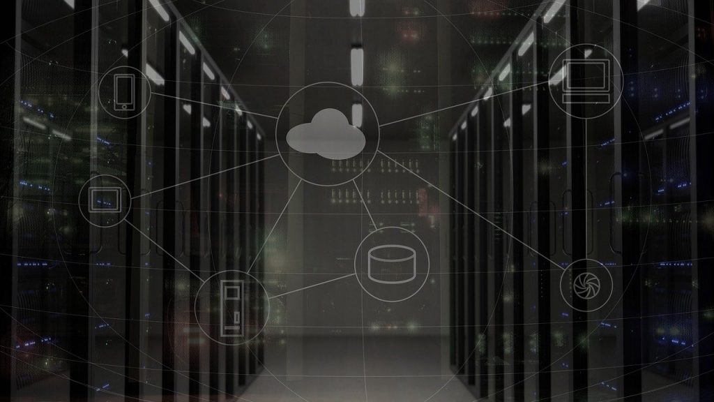 Grafik einer Cloud Wolke die mit mehreren Services vernetzt ist mit Server eines Rechenzentrums im Hintergrund